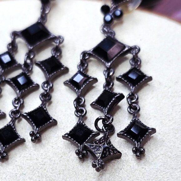 🔥$5/$25 Carol Collection Black Chandelier Faceted Post Earrings - Picture 8 of 10